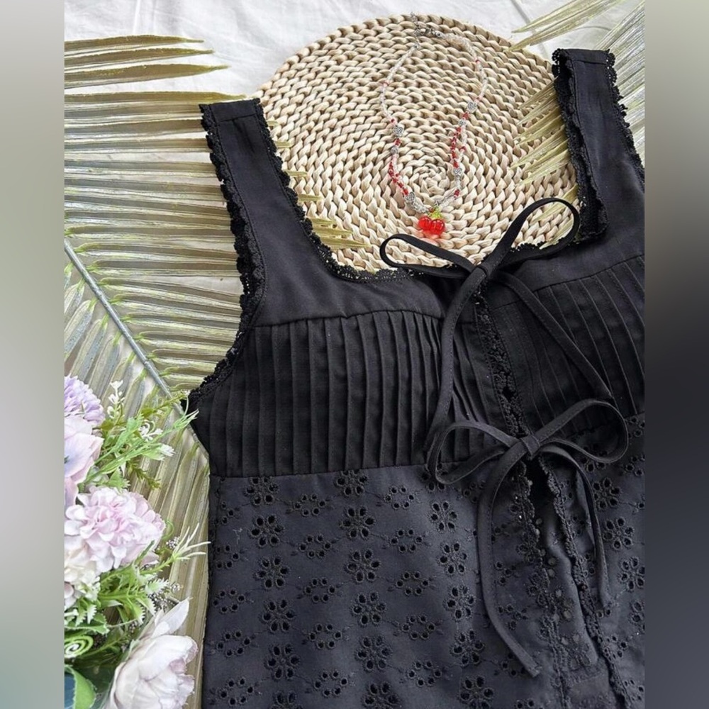 Black Lace-Up Sleeveless Top - Picture 5 of 8